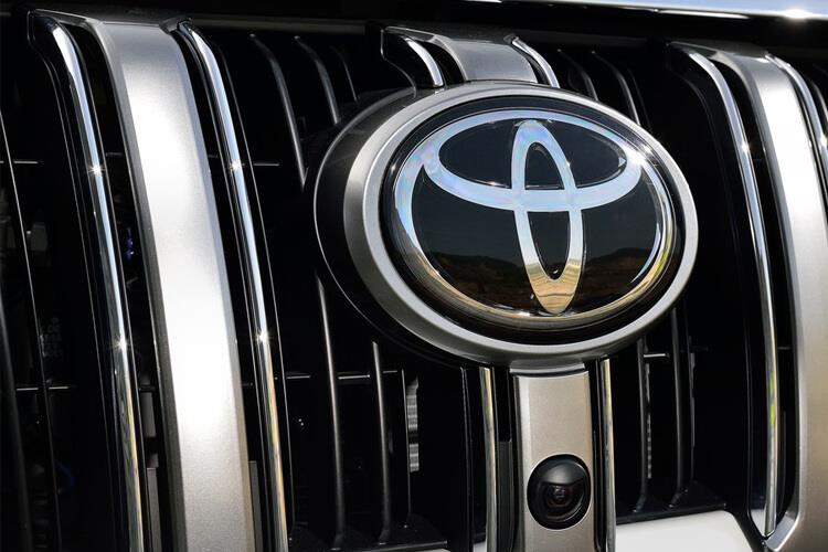 TOYOTA LAND CRUISER 2.8 D-4D 204 Invincible 5dr Auto [7 Seat]