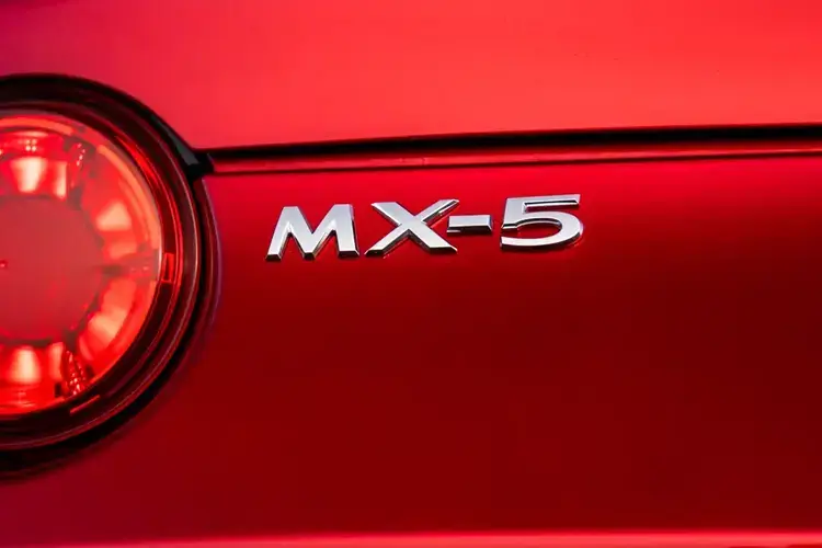 MAZDA MX-5 RF CONVERTIBLE Exclusive-Line MAZDA MX-5 RF CONVERTIBLE Exclusive-Line